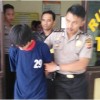 Tersangka pembunuh Kusmi saat digelandang ke Mapolres Kuningan.